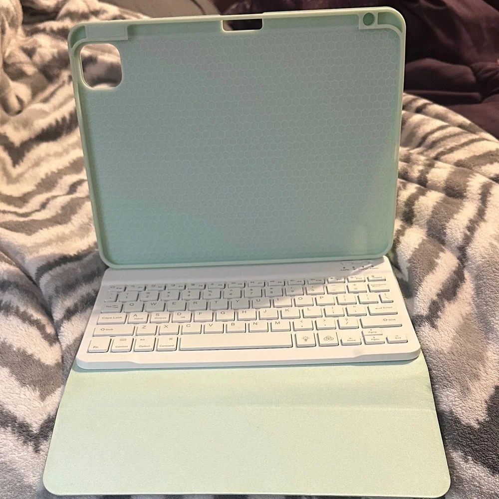iPad Pro 2nd Gen Mint Green w/ Keyboard Case